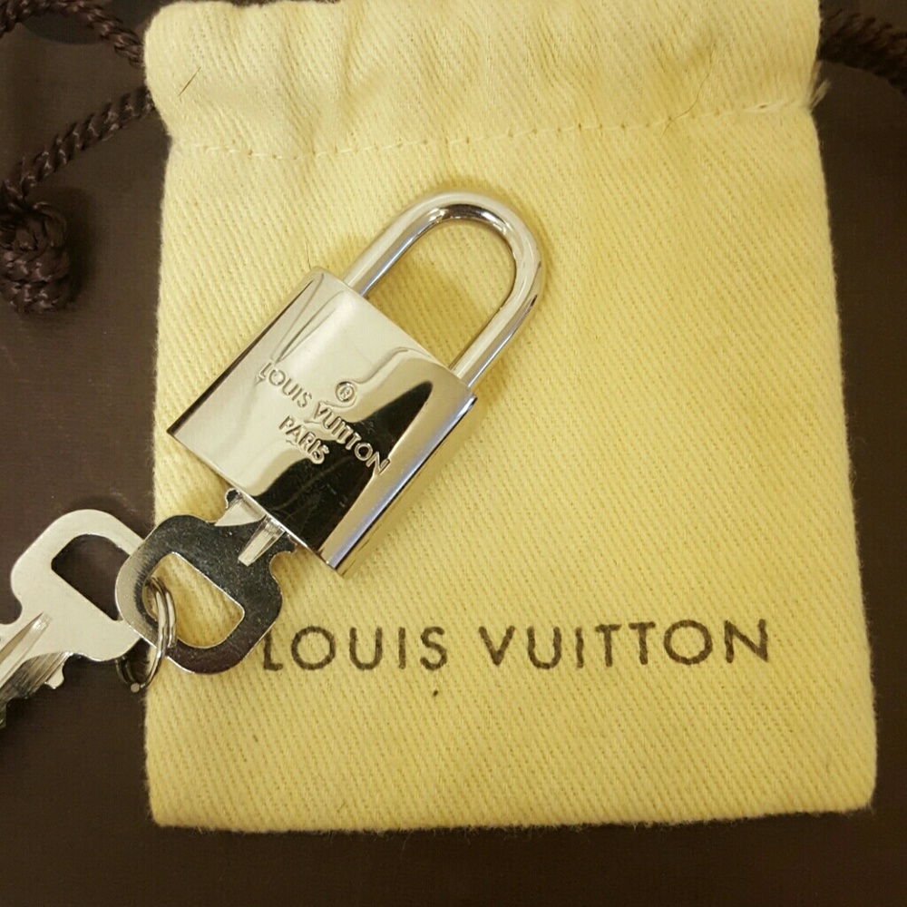 Louis Vuitton Black and Cream Bag with Lock - Picture 3 of 8